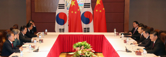 APEC 정상회의 참석 중인 문재인 대통령과 시진핑 중국 국가주석이 11일 오후(현지시간) 베트남 다낭 크라운플라자 호텔에서 한중 정상회담을 갖고 있다.